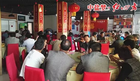 江蘇盱眙召開種植大戶會議,喜慶的大廳內,紅四方元素裝飾一新 江蘇盱眙召開種植大戶會議,喜慶的大廳內,紅四方元素裝飾一新