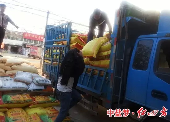 更甚的是,剛到的一車貨,這邊忙著卸貨,那邊就為農戶搬上了拖拉機…. 更甚的是,剛到的一車貨,這邊忙著卸貨,那邊就為農戶搬上了拖拉機….