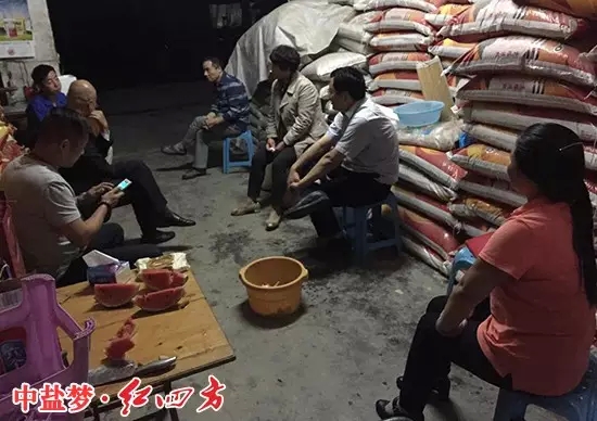 晚上,(右二)中鹽紅四方股份有限公司副總經理陳勇走訪網點,受到客戶的歡迎。 晚上,(右二)中鹽紅四方股份有限公司副總經理陳勇走訪網點,受到客戶的歡迎。