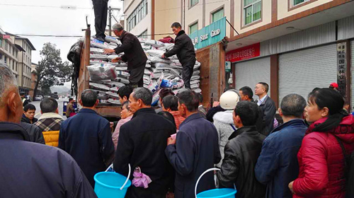 老鄉(xiāng)正在等著購(gòu)買肥料